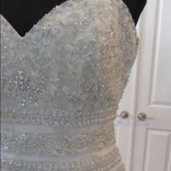Allure Couture Wedding Dress - Sample - Picture 7 of 8